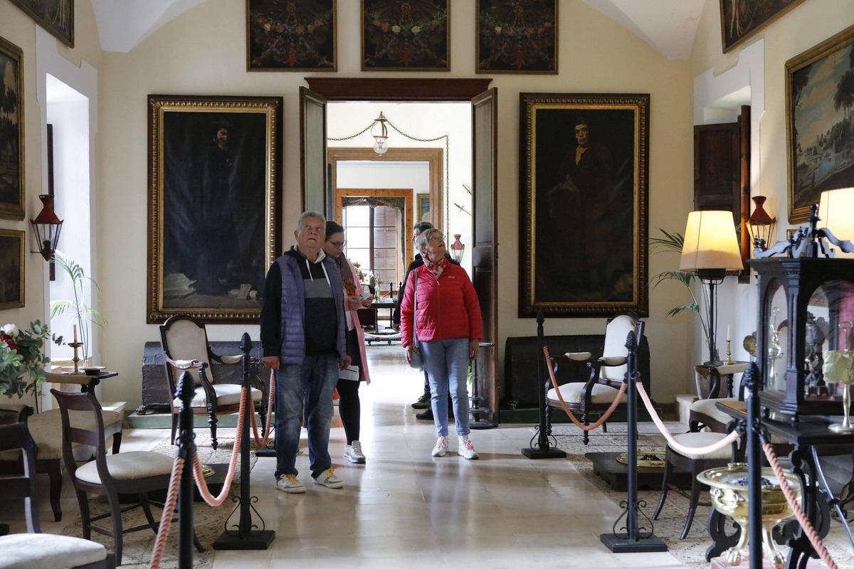 Viel zu bestaunen: das Besucher-Ehepaar Zamzow mit seinen Gästen im Landgut Els Calderers