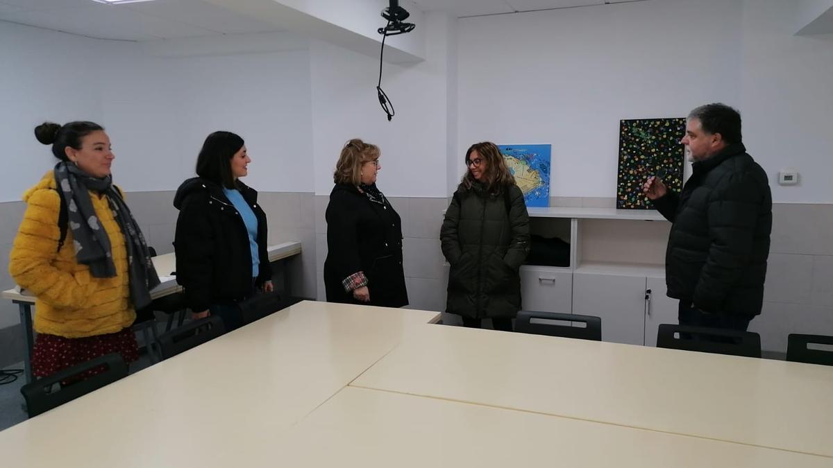 El alcalde y concejalas del equipo de gobierno de Villena con la directora general de Salud Mental visitando el nuevo Centro de Día de Apadis.