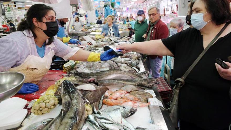 Una clienta paga en una pescadería del mercado de O Calvario, en una imagen de archivo