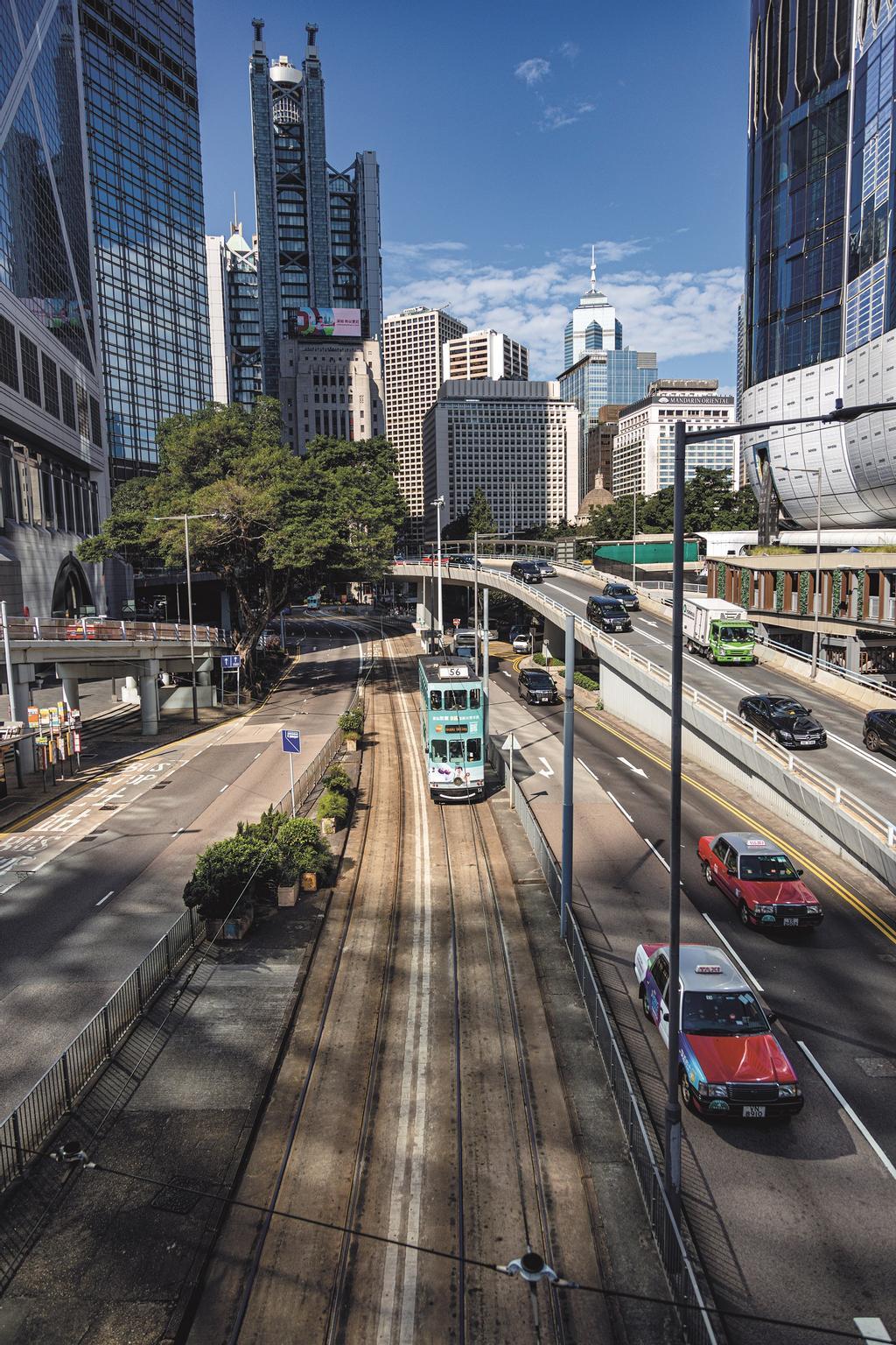 La calle Queensway en la isla de Hong Kong.