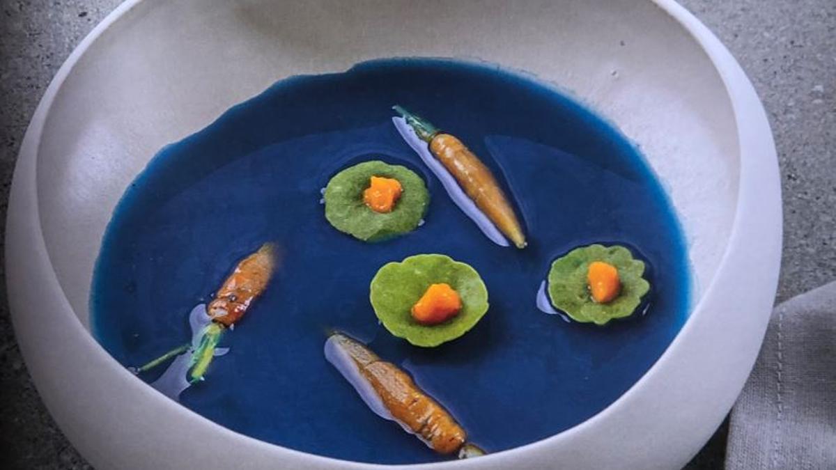 Fumet de peix amb espirulina blava i pastanagues, una de les receptes incloses a "Cuina amb colors".