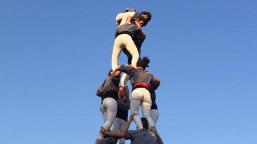 La colla castellera Tirallongues veu a tocar la torre de set