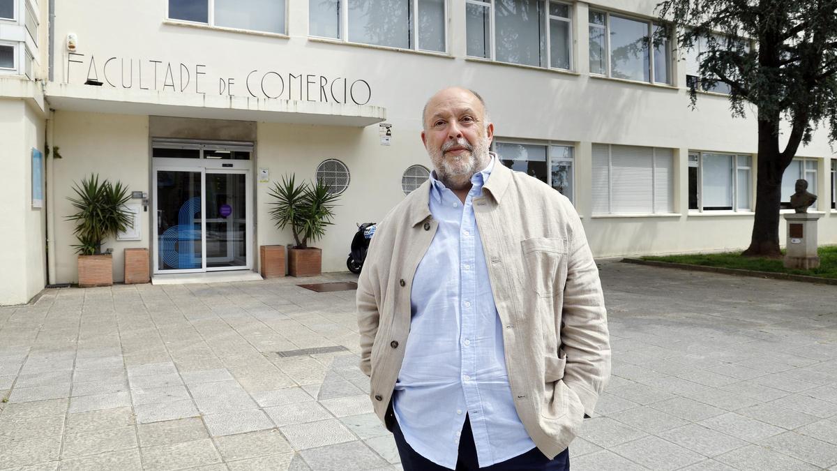 José María Da Rocha, nuevo decano de la Facultad de Comercio, a la entrada del centro.