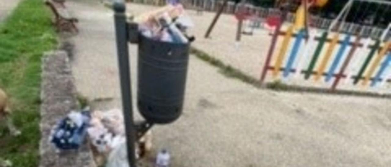 La basura se acumula en el abandonado parque infantil de la avenida de Cambados.  | // FDV