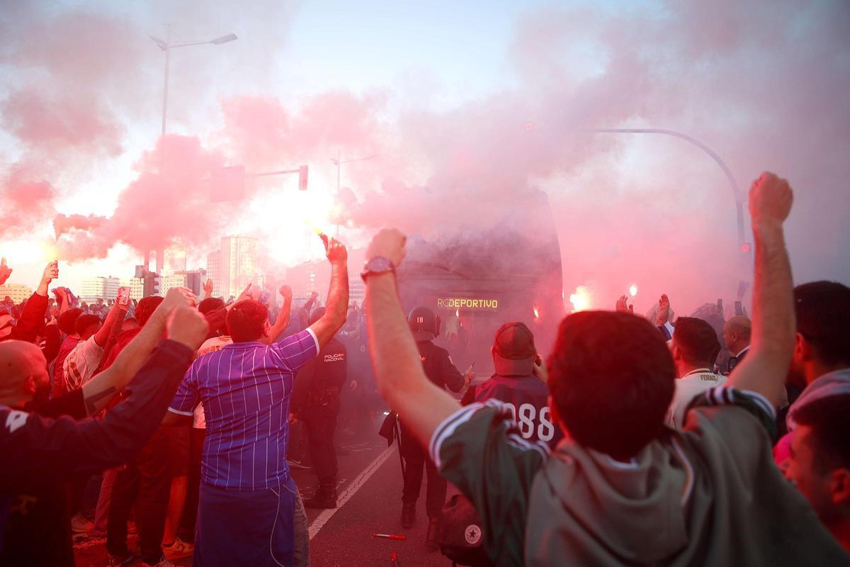 Así fue el recibimiento de la afición a la llegada del Deportivo en Riazor para el partido ante el Zaragoza