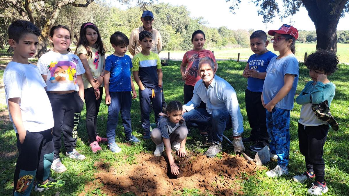 Los alumnos participantes durante la plantación.