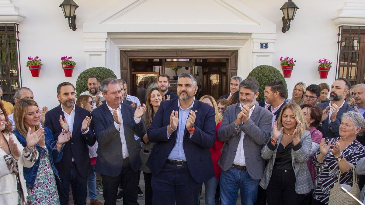 El alcalde de Mijas, Josele González, acompañado por Juan Espadas, Dani Pérez y vecinos del municipio.