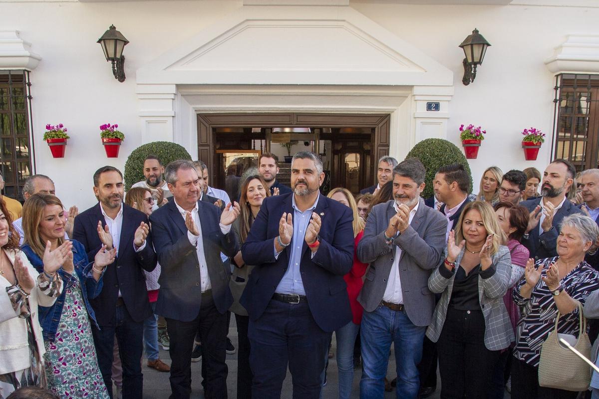 El alcalde de Mijas, Josele González, acompañado por Juan Espadas, Dani Pérez y vecinos del municipio.