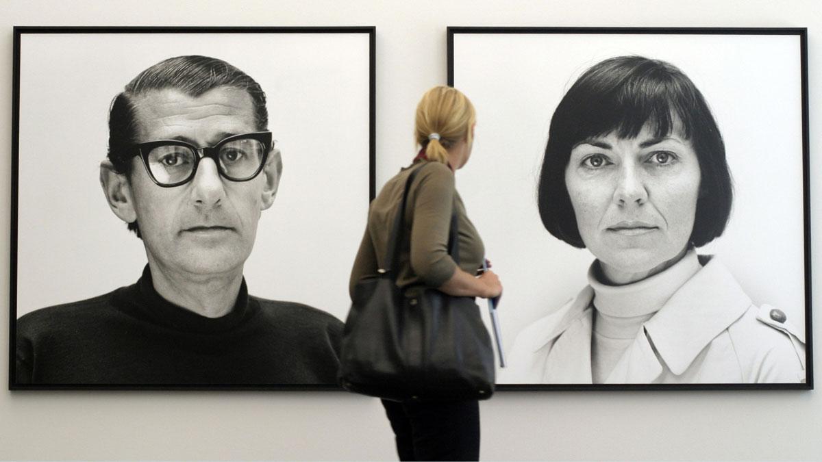 Berlín celebra el centenario del fotógrafo Helmut Newton. En la foto, una visitante a la Helmut Newton Foundation de Berlín observa unas fotos de Helmut y June Newton, de 1962. 