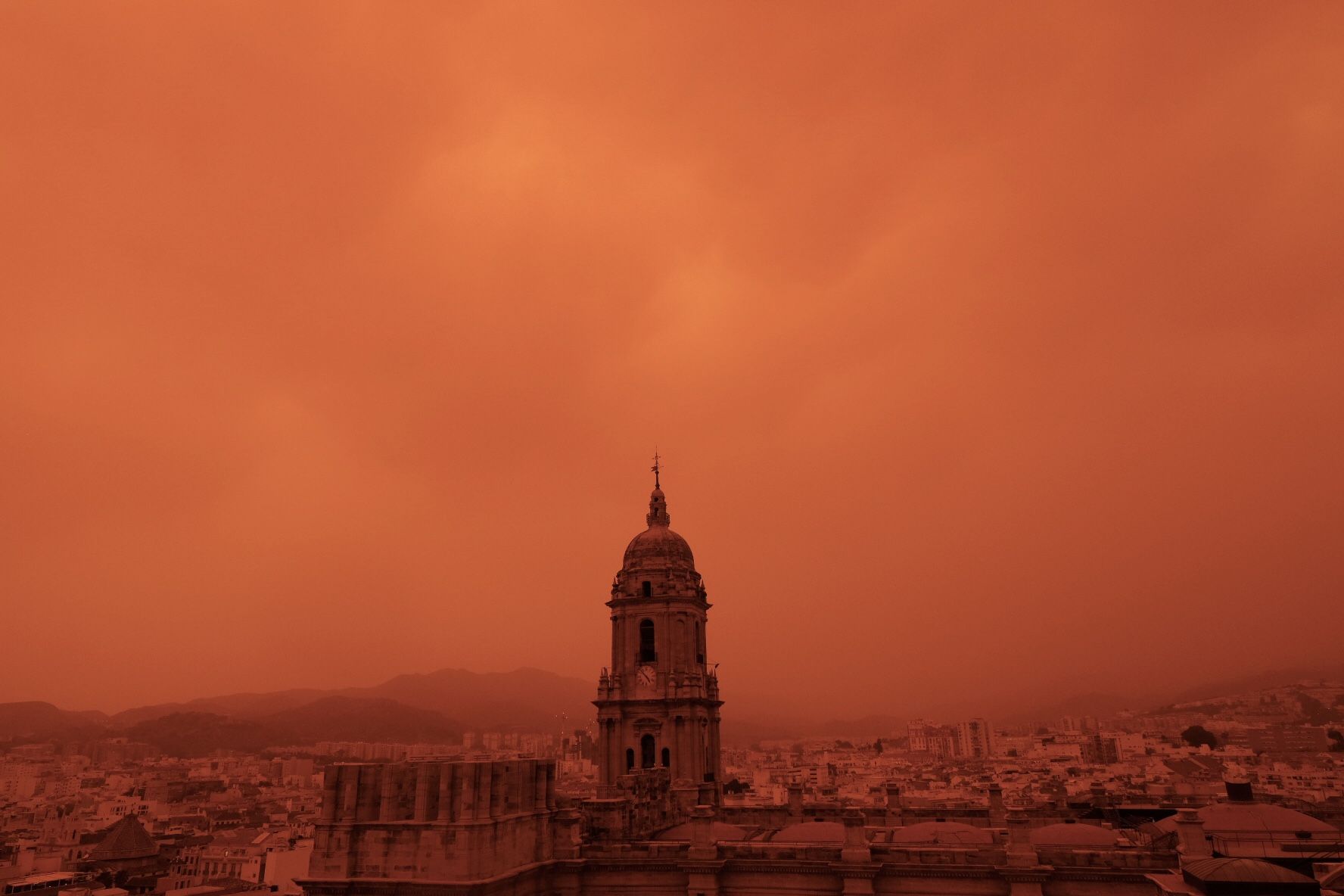 La calima vuelve a cubrir los cielos de Málaga