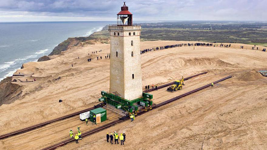 Espectacular traslado de un histórico faro danés para salvarlo del avance del mar