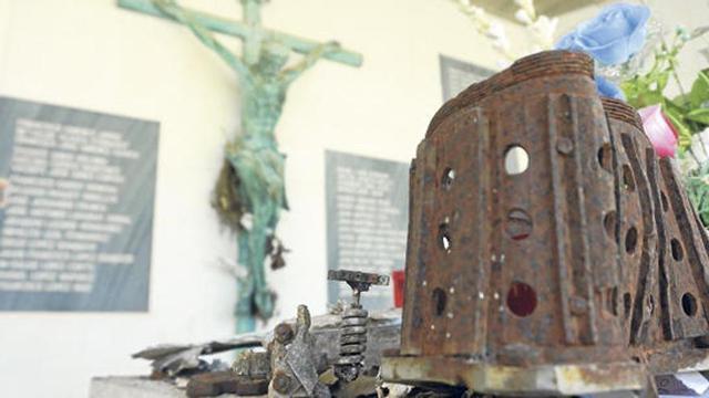 Los visitantes dejan en la capilla levantada en ses Roques Altes los restos del avión que aún encuentran en el bosque cercano.