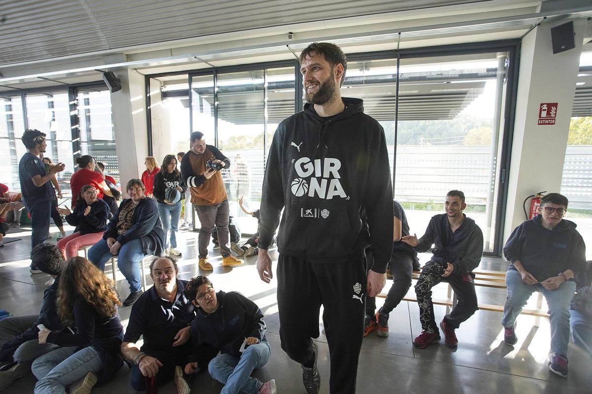 Nikola Maric, en una visita a la Fundació Els Joncs de Sarrià de Ter.
