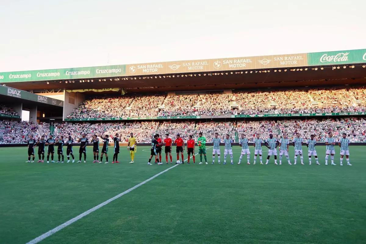 El Arcángel, repleto de aficionados antes del Córdoba CF-Real Betis del pasado Trofeo Puertas de Córdoba.