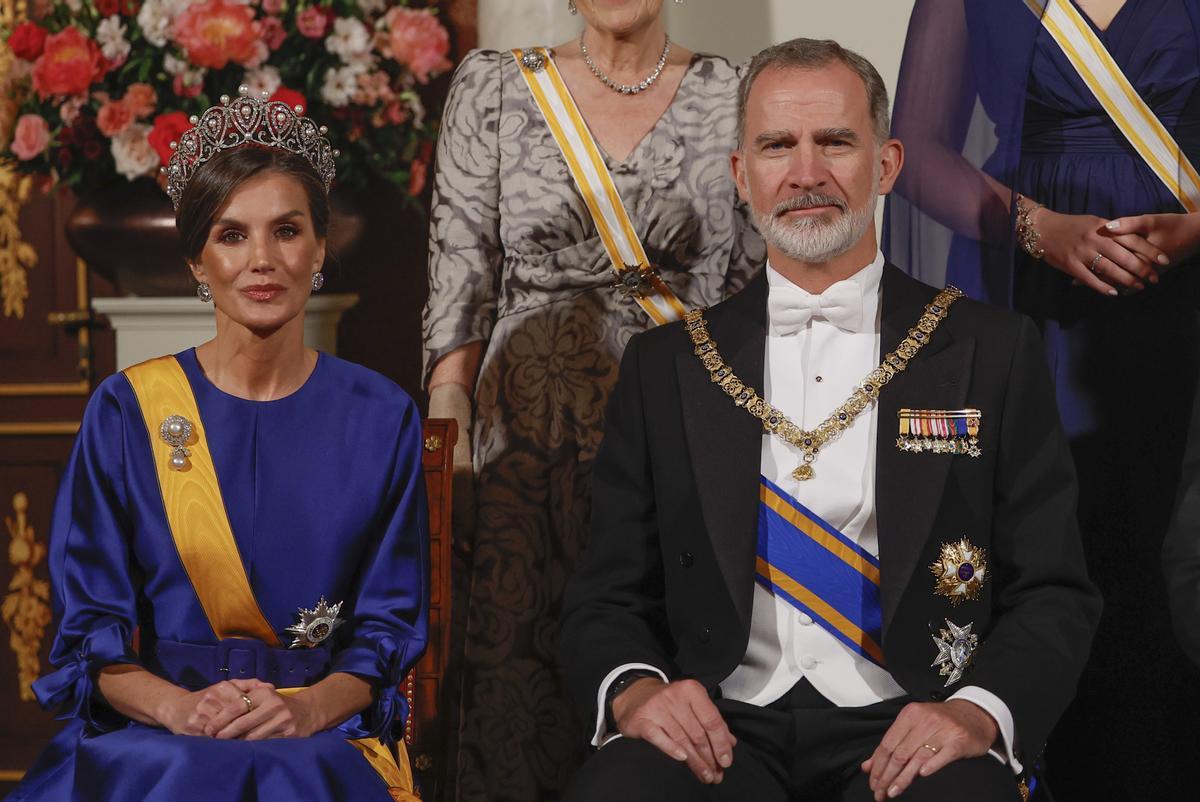 La reina Letizia se sienta en el besamanos en Países Bajos debido a su dolencia en el pie