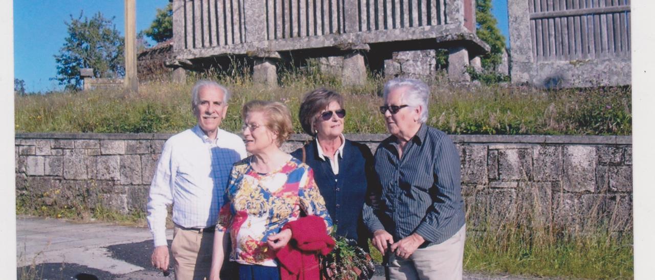 Fernando Quintela, presidente da Fundación Alexandre Bóveda; a súa dona, Lolita Gallego, Antía Cal e Loliña Chamadoira en Pedre (Cotobade).