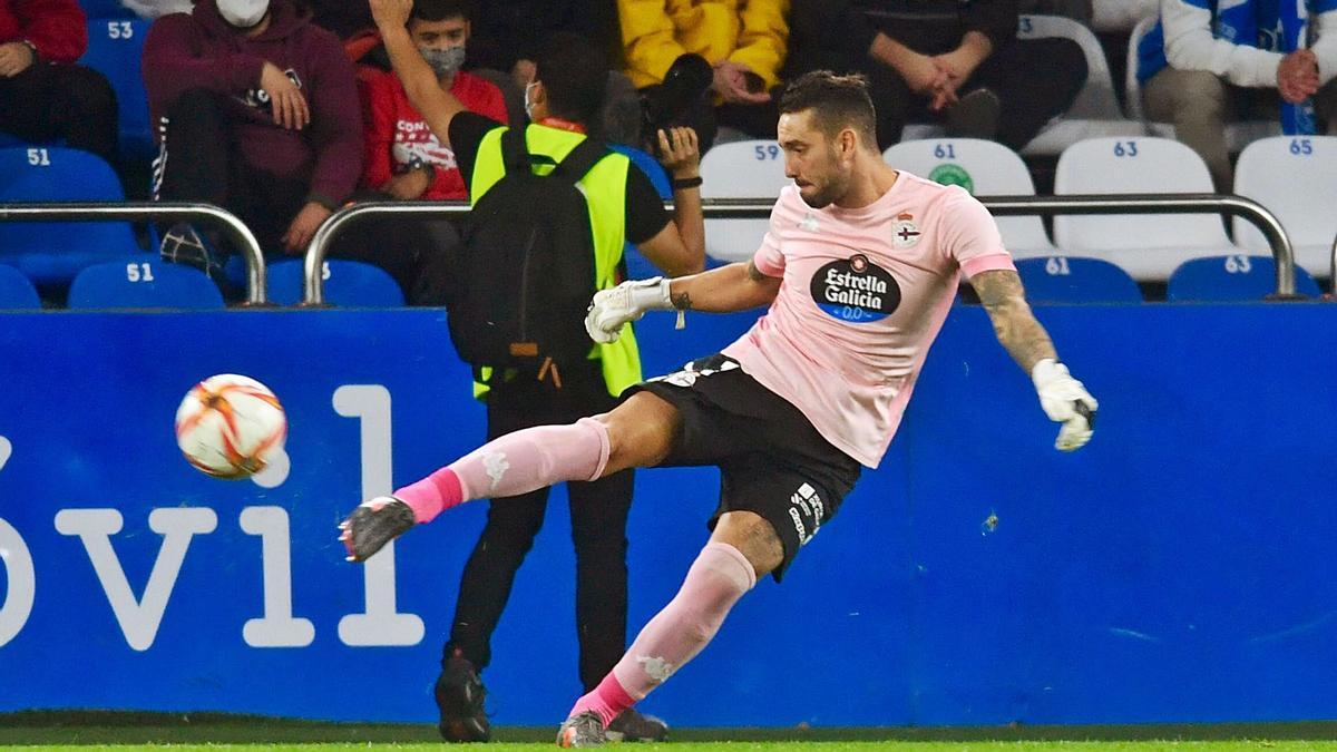 El coruñés Ian Mackay golpea el balón sobre el césped de Riazor. | // CARLOS PARDELLAS