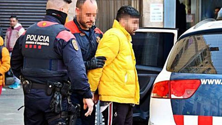 Agents de Mossos s&#039;emporten un dels detinguts en l&#039;operatiu dels narcopisos