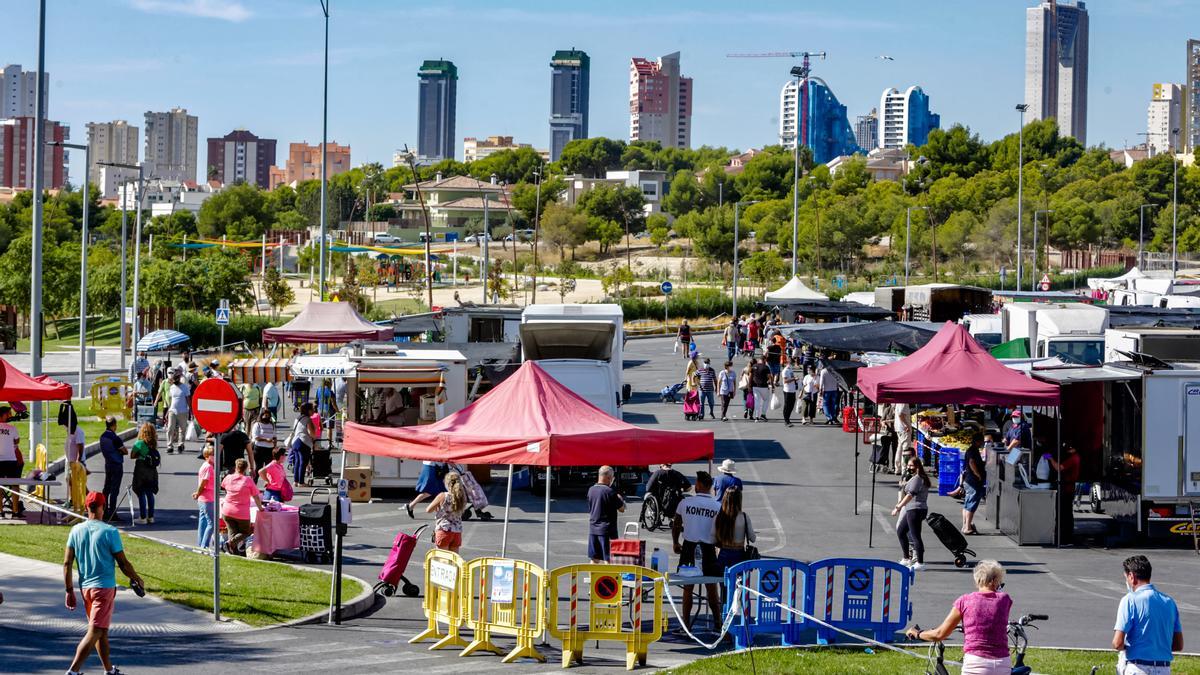 El mercadillo municipal de Benidorm sin puestos de ropa y calzado.