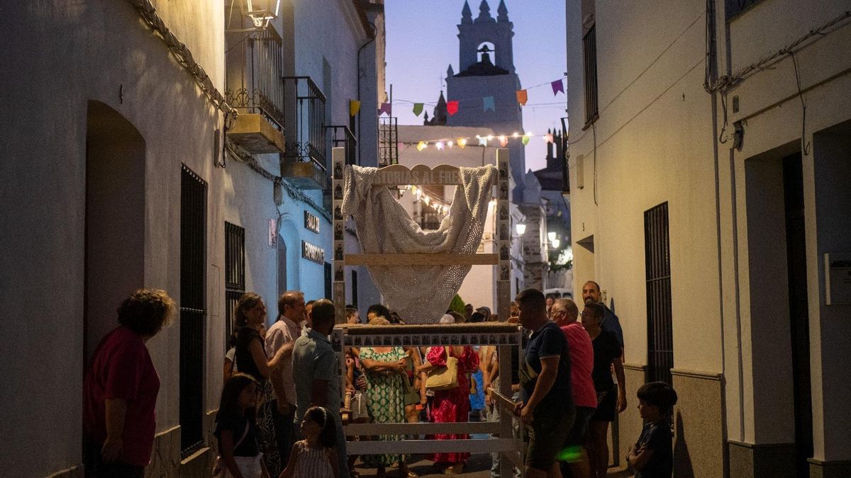 Las sillas gigantes que reivindican el arte de 'tomar el fresco' vuelven a los pueblos extremeños.