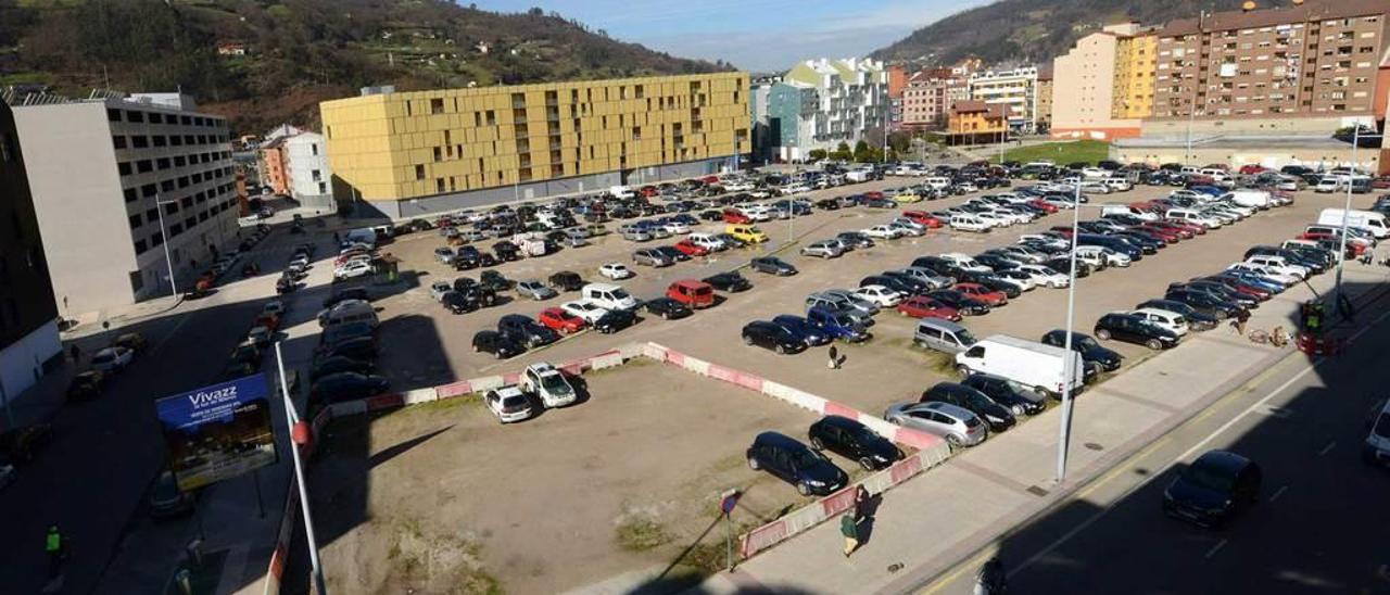 El aparcamiento de la Mayacina que albergará el nuevo parque de Mieres.