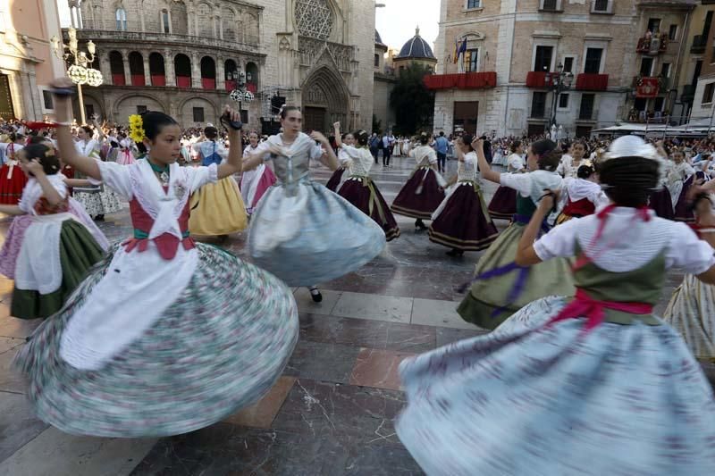 Dansà infantil en la plaza de la Virgen