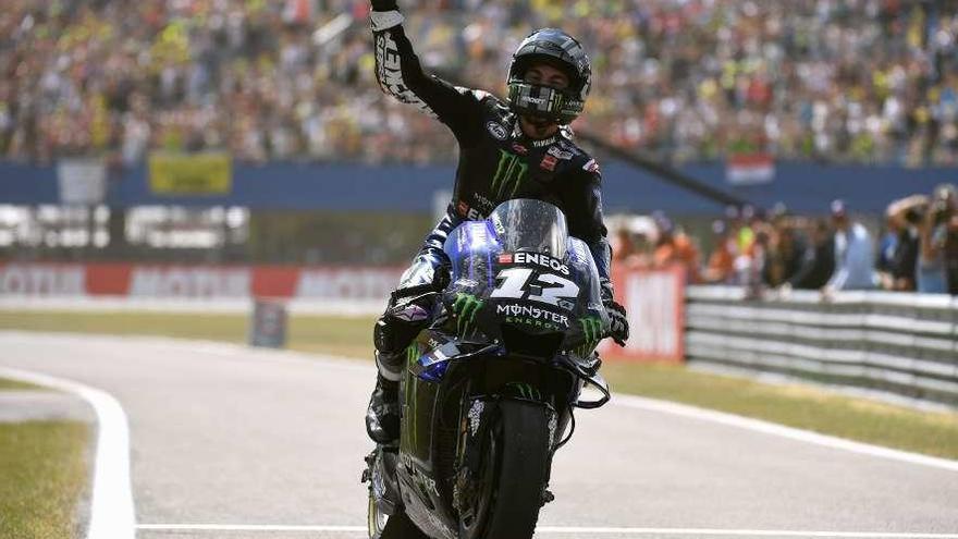 Maverick Viñales celebra su victoria. // Pirochka Van de Vouw