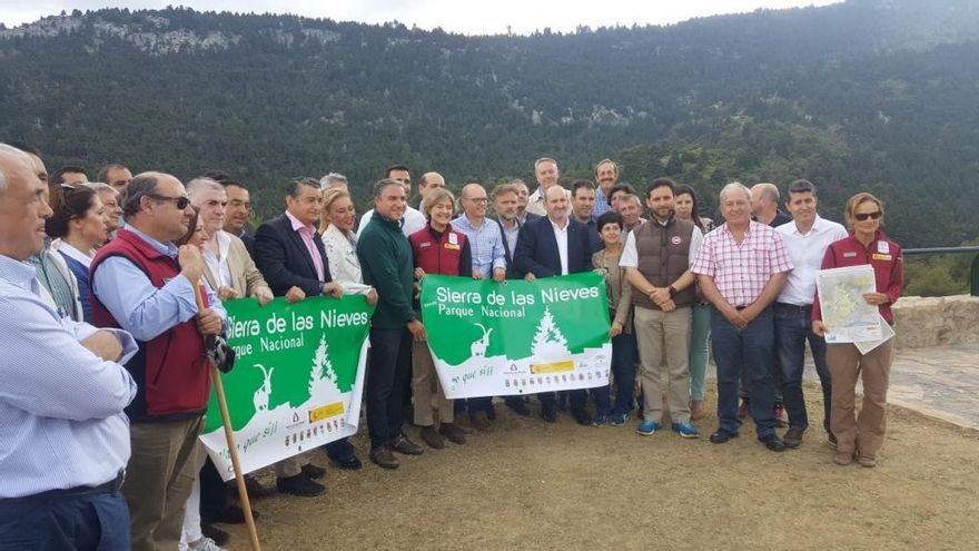 La ministra Isabel García Tejerina y el consejero José Fiscal, con alcaldes y políticos en la Sierra de las Nieves.