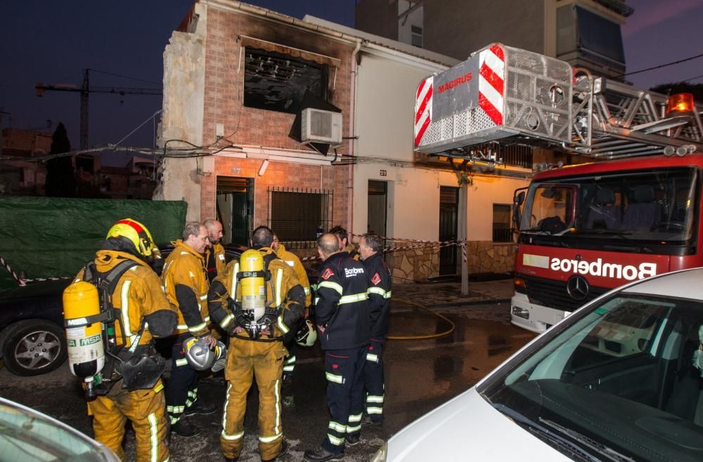 Dos muertos en un virulento fuego en una vivienda de Alicante