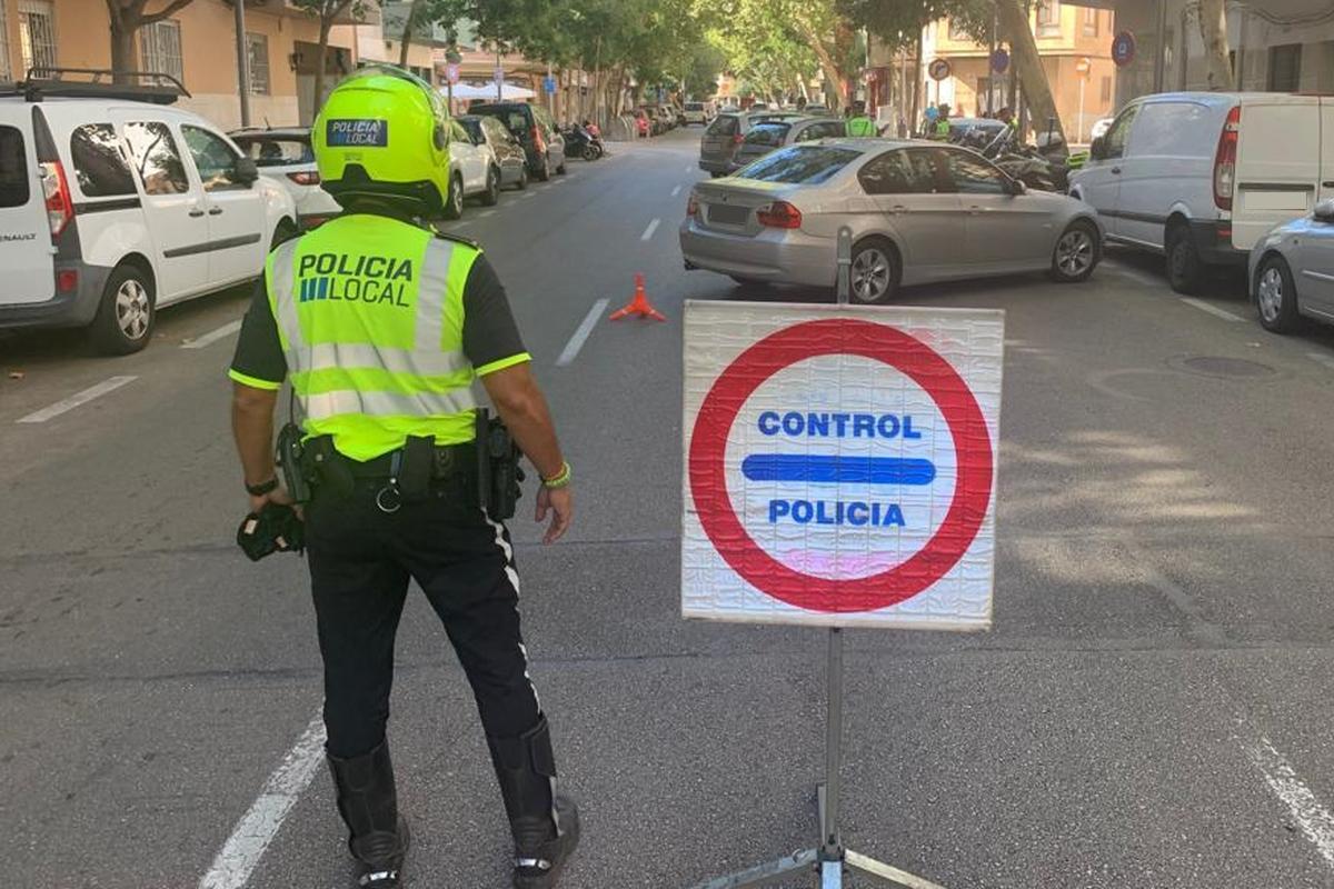 Un agente de la Policía Local, en un control de tráfico.