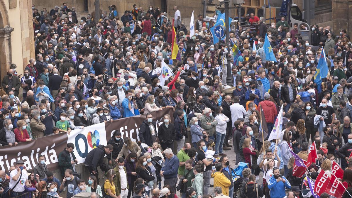 Los partidarios de la cooficialidad del asturiano se manifiestan en Oviedo