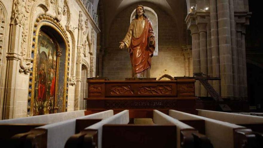 Jesús, Luz y Vida sobre las andas recuperadas en la Catedral.