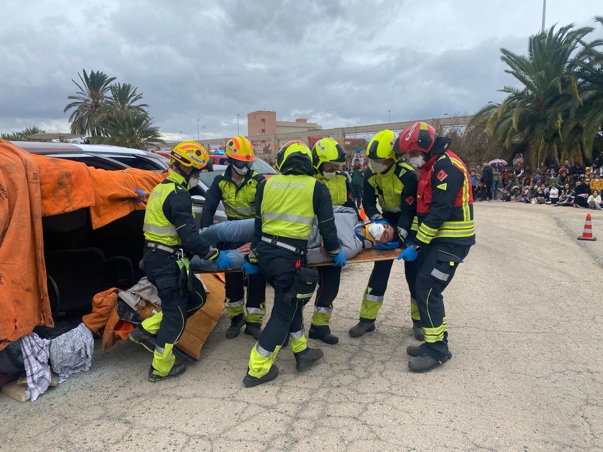 Los bomberos de Elche y Crevillent muestran cómo atender a una víctima de un accidente de tráfico