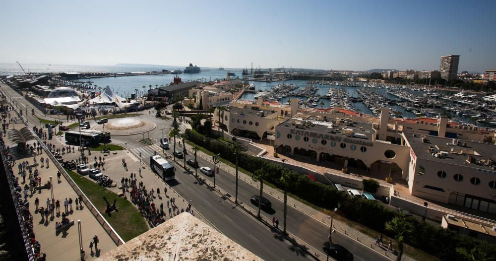 Miles de personas se dan cita en el Village del Puerto de Alicante para disfrutar del estreno de la competición