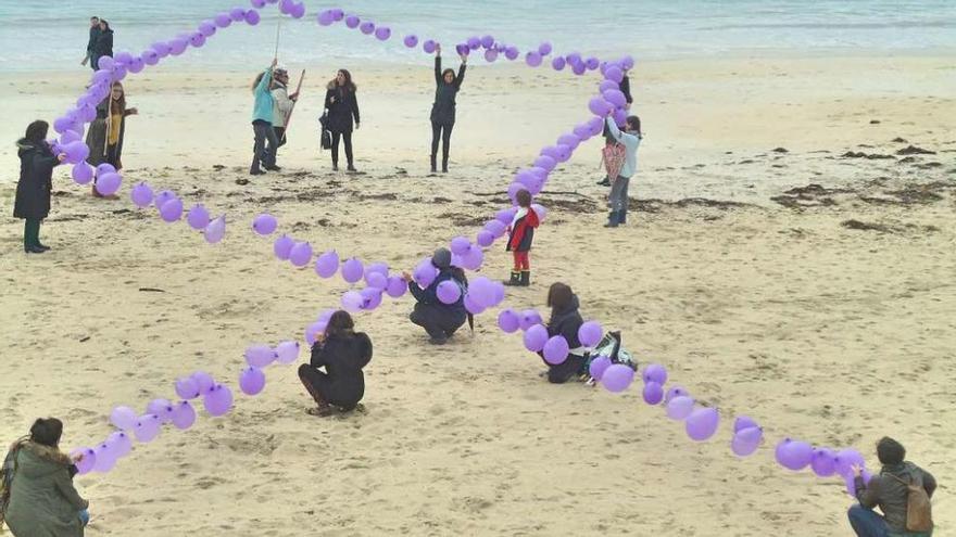 Varias mujeres elaboran un lazo con motivo del Día contra la Violencia de Género.