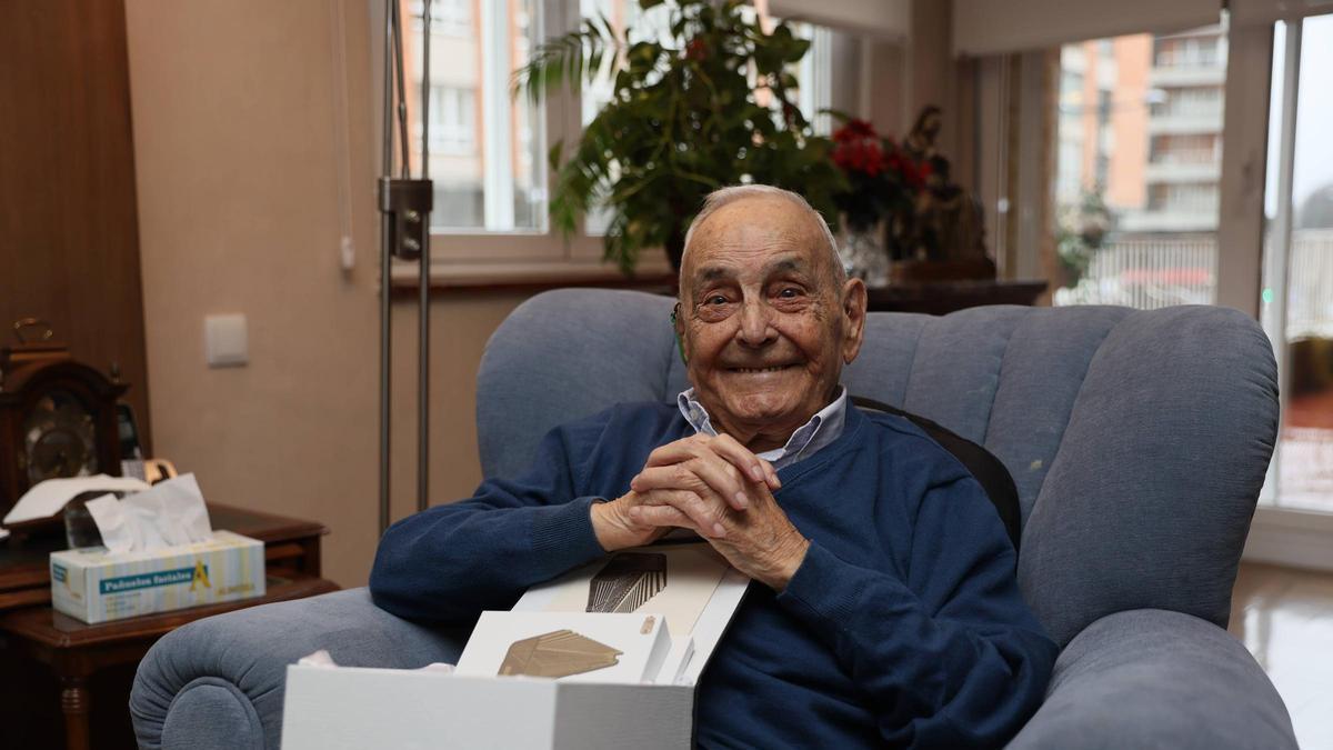 Juan Serrano, "Chani", socio nº1 del Oviedo soplan 102 velas con un deseo: "Ojalá se dé la salvación del Oviedo"