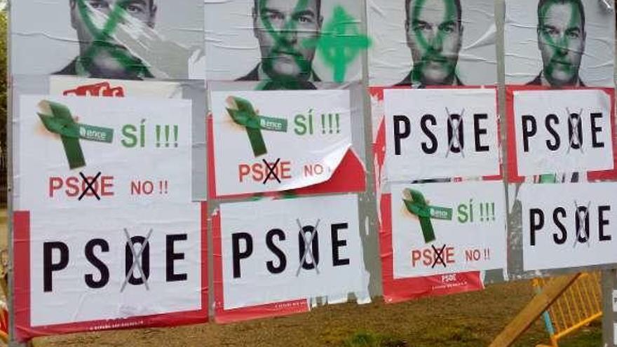 Pintadas y carteles sobre la publicidad del PSOE, incluida una diana.