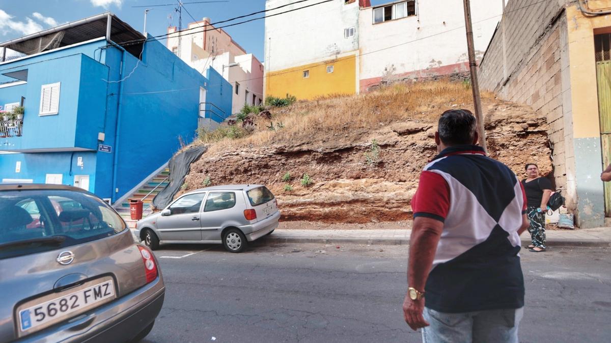 Las Moraditas advierte del riesgo de grietas en la plaza y solares sin  murar - El Día