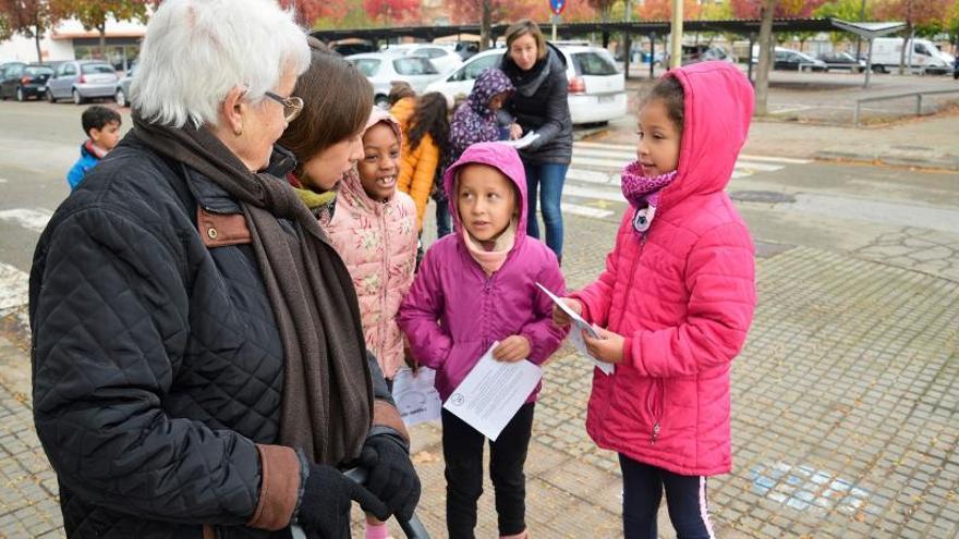 Alumnes de l&#039;escola Gegant del Rec, durant la celebració de la Setmana dels Itineraris Segurs de Salt.