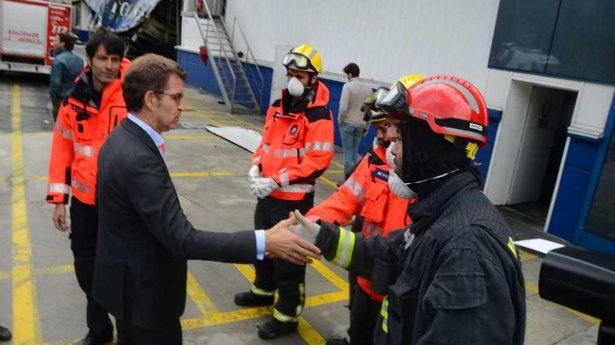 Alberto Nüñez Feijóo, ayer, con los bomberos que aún trabajan en la zona. // Gonzalo Núñez