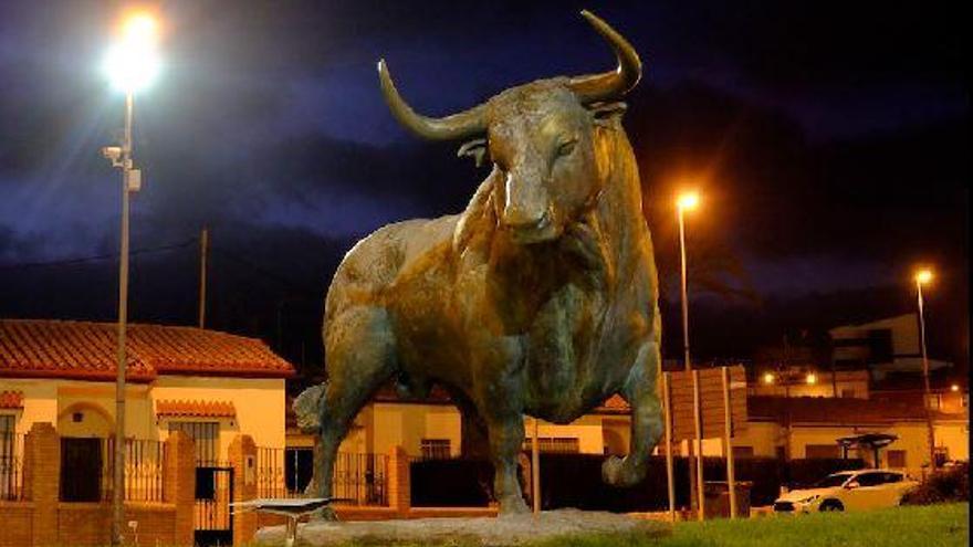 Restaurarán la controvertida escultura del toro de la Vall