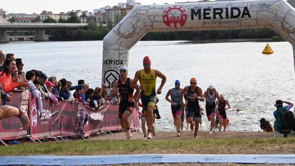 Triatletas en acción saliendo del Guadiana.