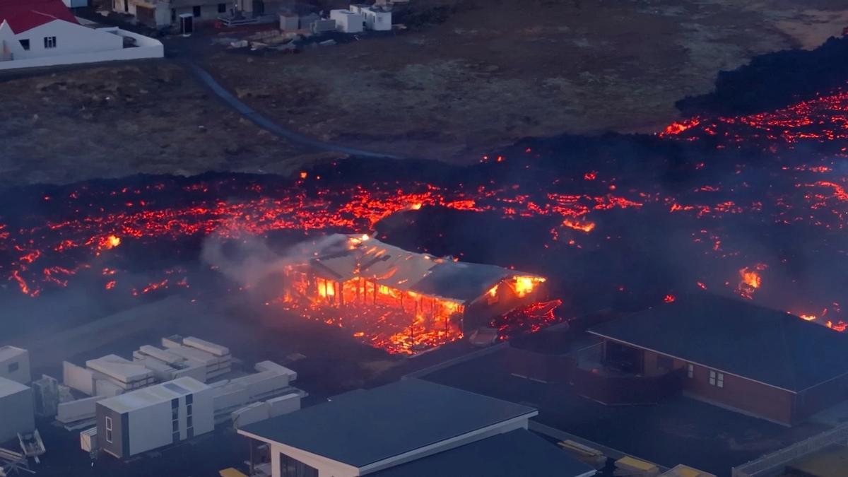 La erupción empieza a destruir viviendas, como esta de la fotografía