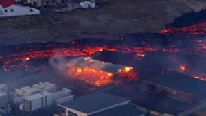 La erupción empieza a destruir viviendas, como esta de la fotografía