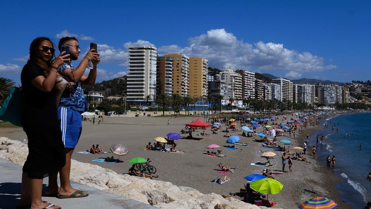 Lleno en las playas de la capital y mucho público también en el Centro, con bares y terrazas a máxima actividad