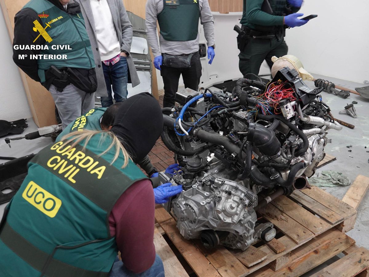 Agentes del ECO examinan un motor de coche intervenido.