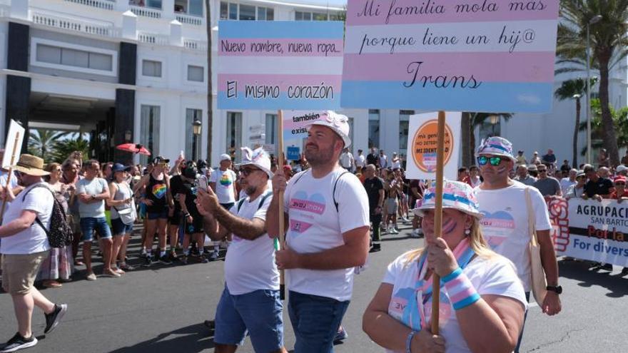 Padres de jóvenes trans en la marcha del Pride. | |