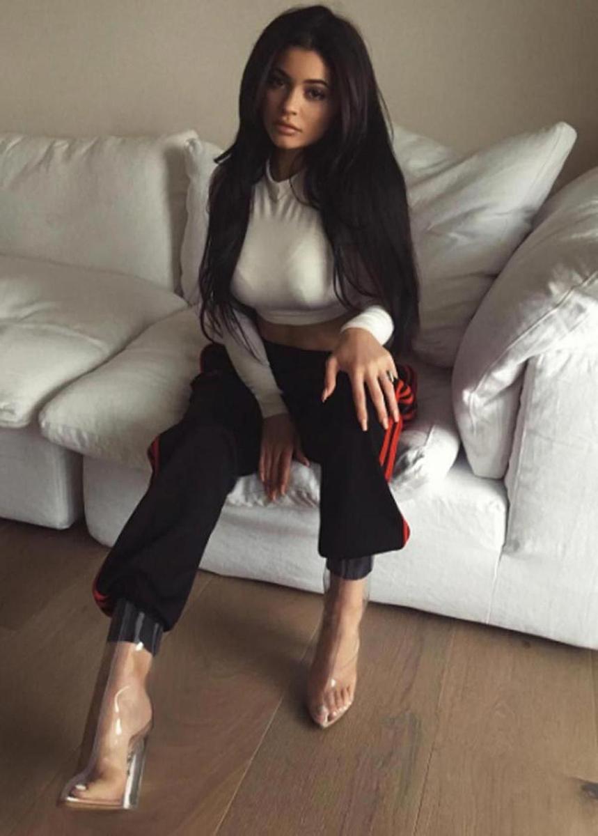 Kylie Jenner, chándal y botines de tacón tranparentes