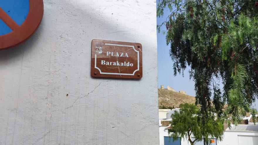 Teba inaugura la plaza Barakaldo, destino de gran parte de su emigración