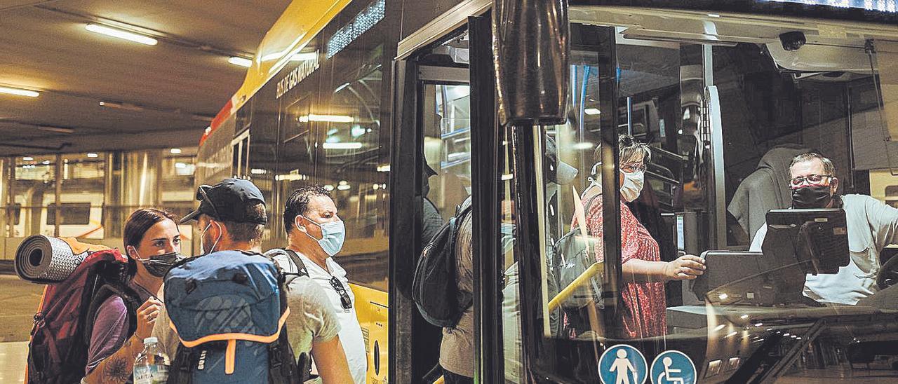 Varios ciudadanos, subiendo al autobús de la ruta del TIB Palma-Andratx.